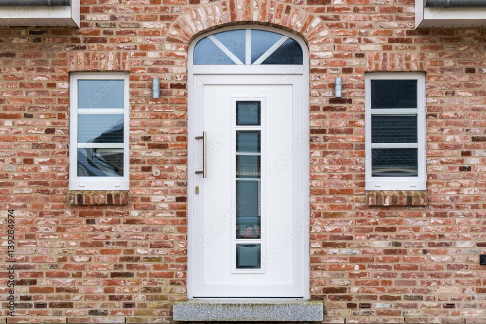 Naklejka premium Weiße Eingangstür eines Hauses