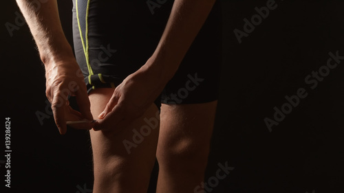 DOPING: Athlete does injection himself in leg at dressing room