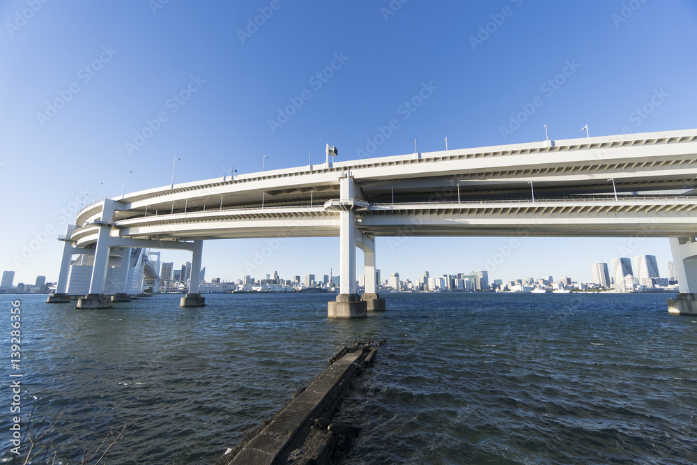 Obraz premium 東京都市風景 レインボーブリッジ 快晴 青空