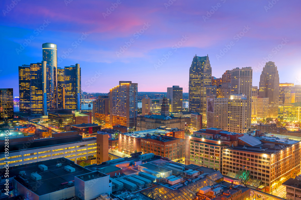 Naklejka premium Aerial view of downtown Detroit at twilight
