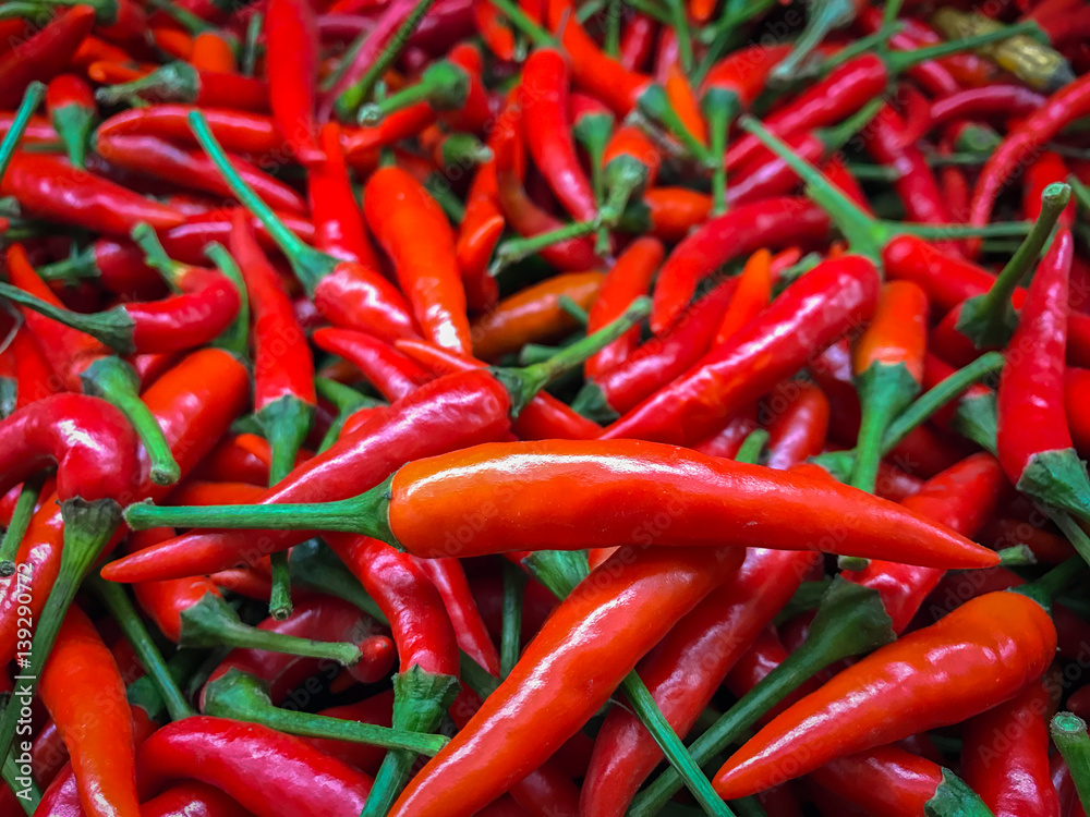 Red chili is used in Thailand's food, making the food taste hot, hot.
