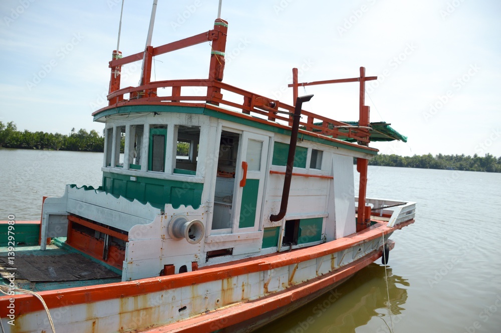 Obraz premium wooden fisherman boat on the river at Chachoengsao Thailand