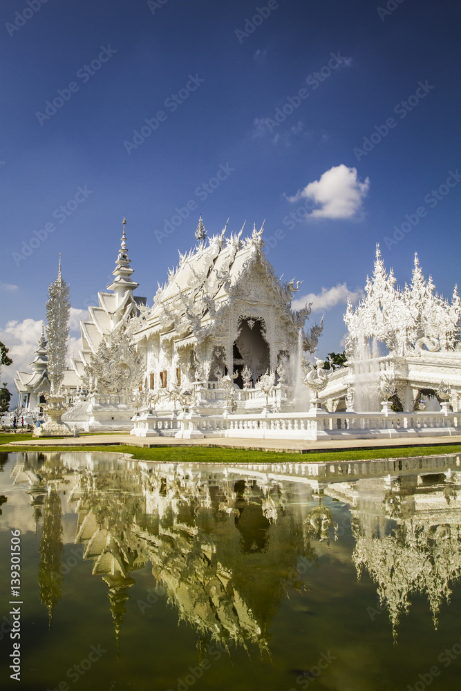 Fototapeta premium White Temple in Chiang Rai, Thailand