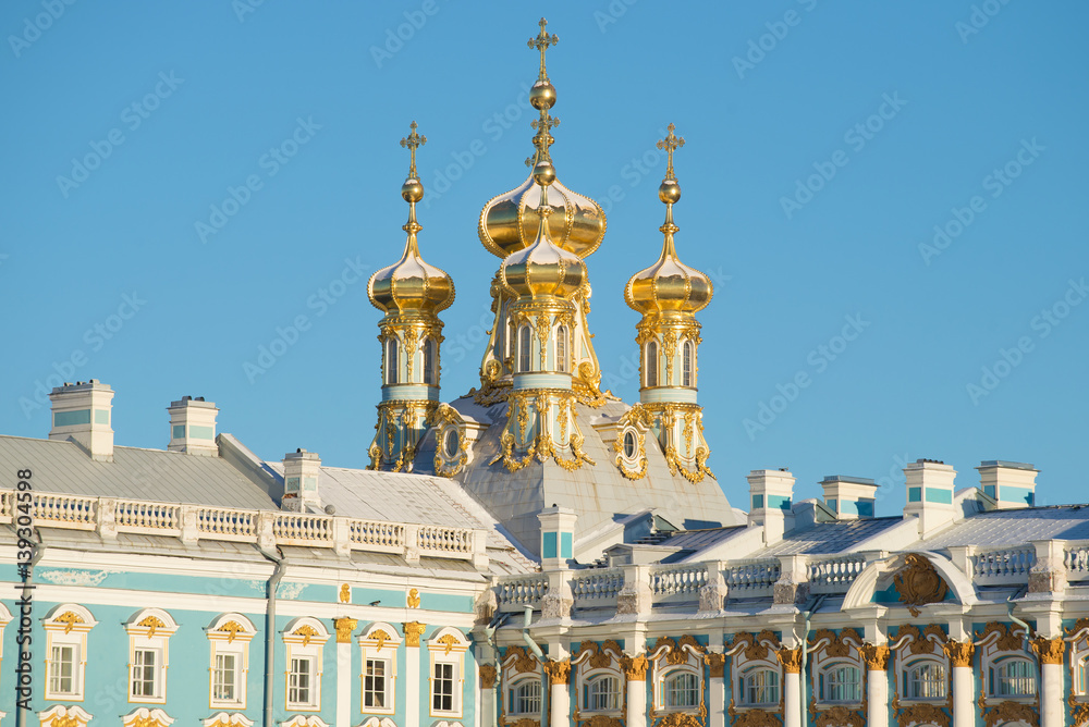 Obraz premium Domes of Voskresensky house church close up in the sunny February afternoon. A fragment of Catherine Palace in Tsarskoye Selo. St. Petersburg, Russia