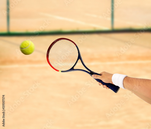 hitting a tennis ball © cunaplus