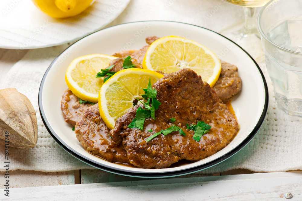 Lemon Scaloppine.style rustic. Lemon Scaloppine.style rustic.