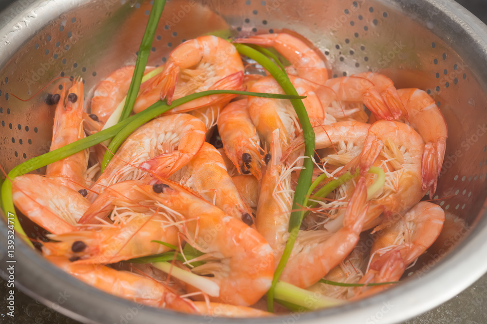 steaming shrimps with wok at home steaming shrimps with wok at home