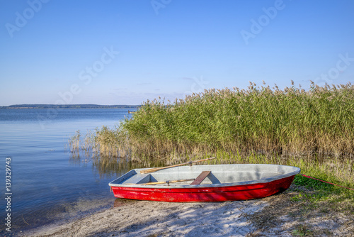 Fototapeta Naklejka Na Ścianę i Meble -  Ruderboot an einem einsamen Strand am Achterwasser auf der Insel Usedom, Deutschland