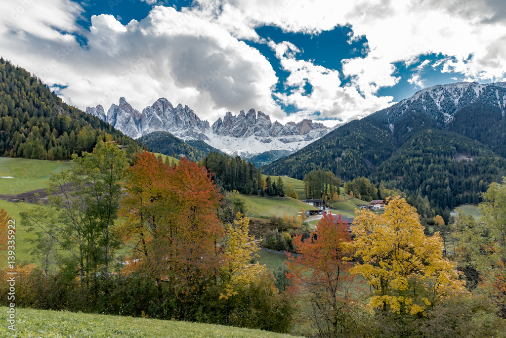 Obraz premium Kolory jesieni na włoskich Alpach w Trentino Alto Adige