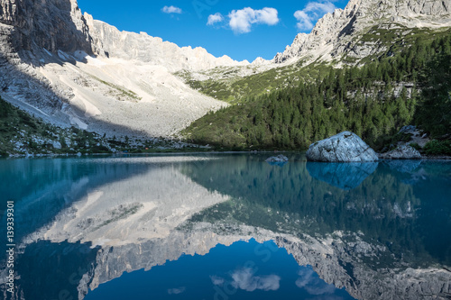 Fototapeta Naklejka Na Ścianę i Meble -  Cielo che si riflette in un lago di montagna