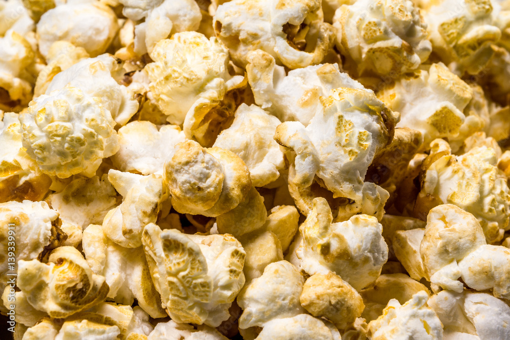 Popcorn-Flocken aus gepufften Maiskörnern Popcorn-Flocken aus gepufften Maiskörnern