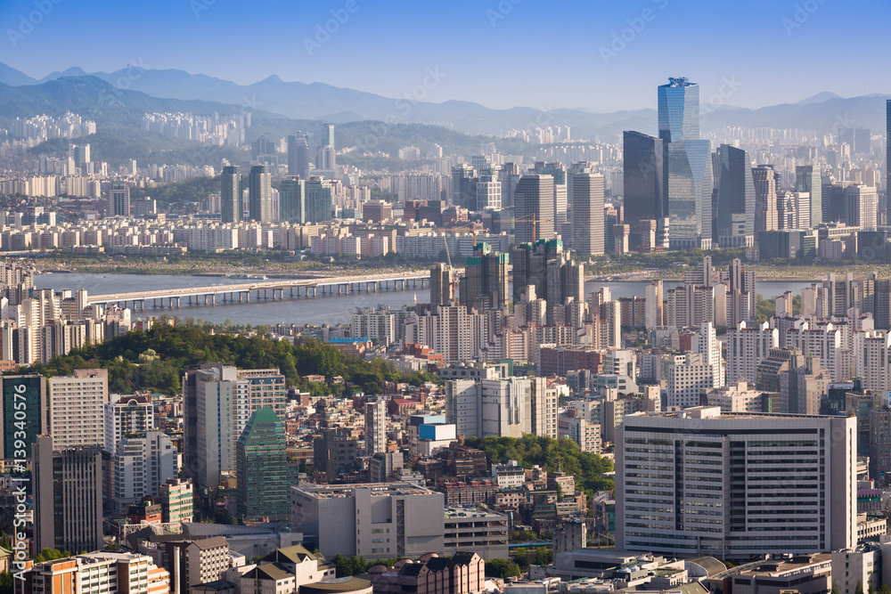 Fototapeta premium Miasto Seul w świetle dziennym z rzeką Han, Seul, Korea Południowa.
