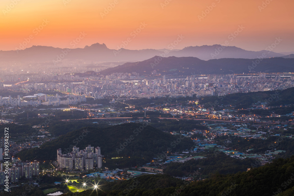 Seoul City skyline in sunset, Seoul, South Korea.