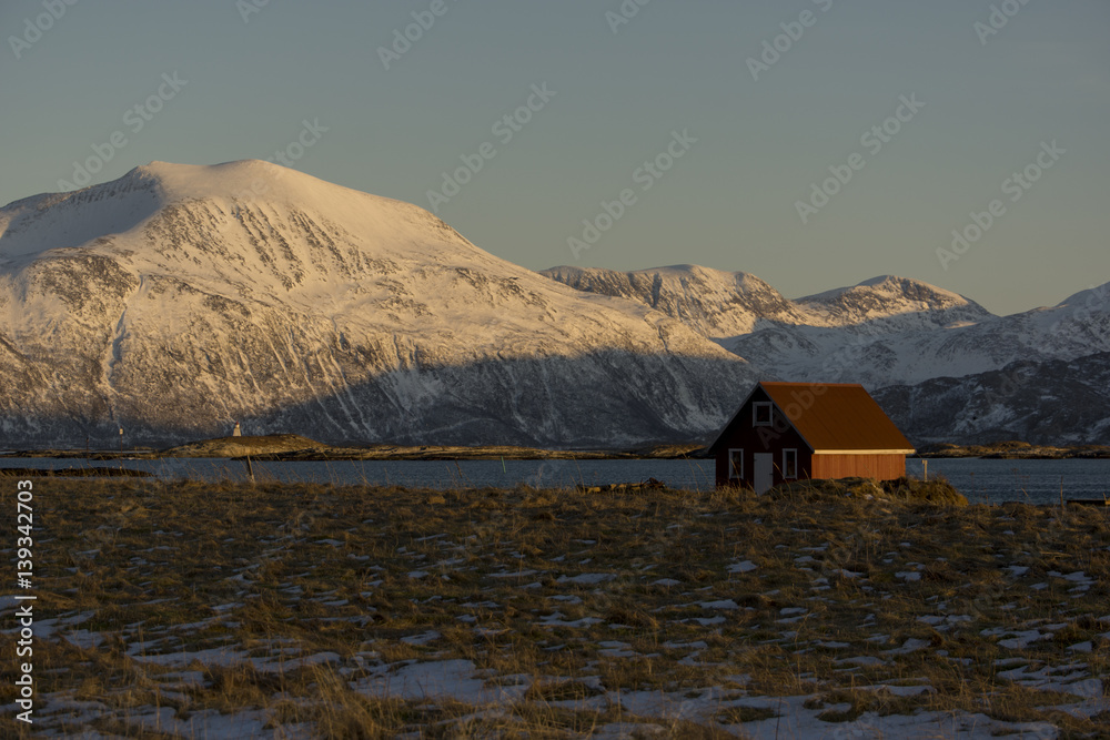 Fjordland im fahlen Winter-Abendlicht