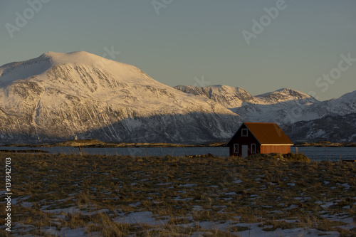 Fjordland im fahlen Winter-Abendlicht