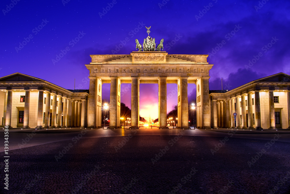Obraz premium Brandenburger Tor bei Sonnenaufgang