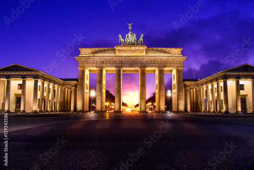 Brandenburger Tor bei Sonnenaufgang photo