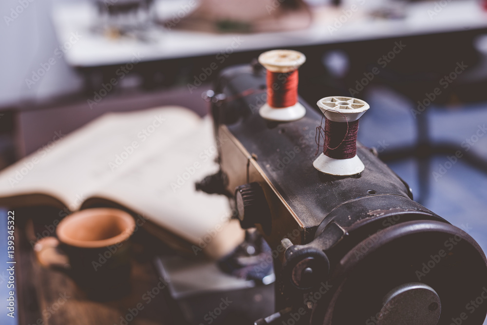 Fototapeta premium old sewing machine and books
