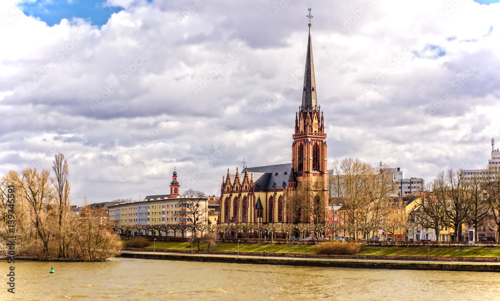 Fototapeta premium Dreikönigskirche Frankfurt am Main Main Fluss 