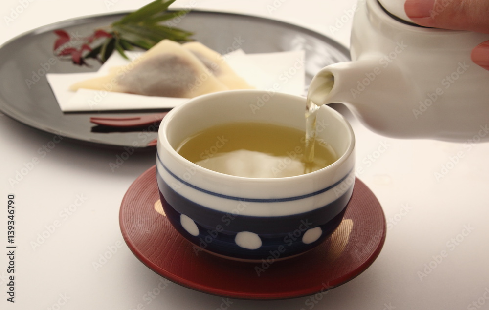 日本茶 緑茶 注ぐ 和菓子 日本茶 緑茶 注ぐ 和菓子