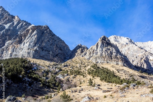 Горный пейзаж, красивый вид на высокие скалы, пейзаж, ущелья и природа Северного Кавказа
