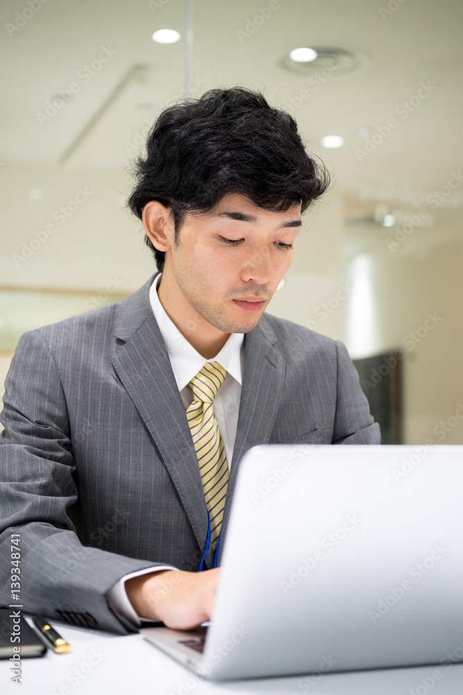 ビジネスイメージ(男性・オフィス・真剣) ビジネスイメージ(男性・オフィス・真剣)