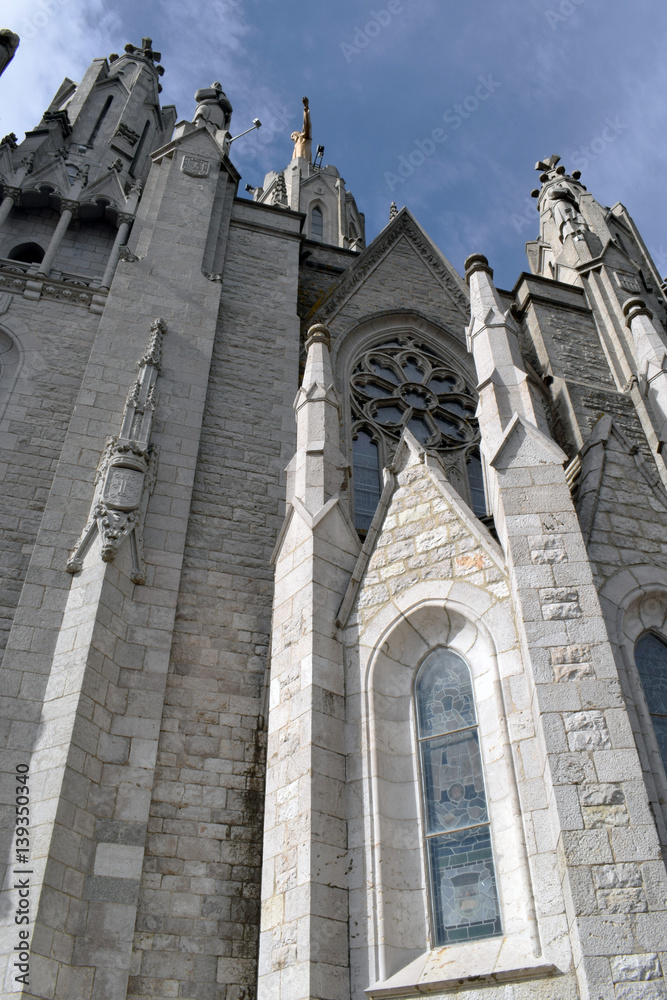 Iglesia del Tibidabo montaña Collserola en Barcelona

