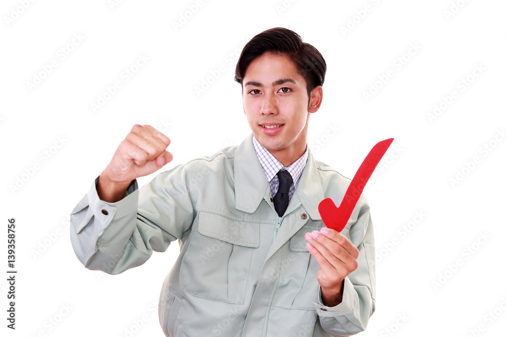 チェックマークを持つ労働者
