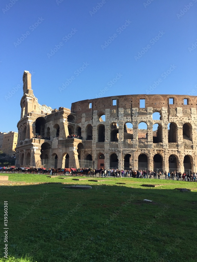Colosseo con cielo azzurro, Roma, Italia