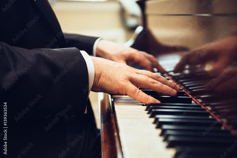 Obraz premium Playing classic piano. Professional musician pianist hands on piano keys..