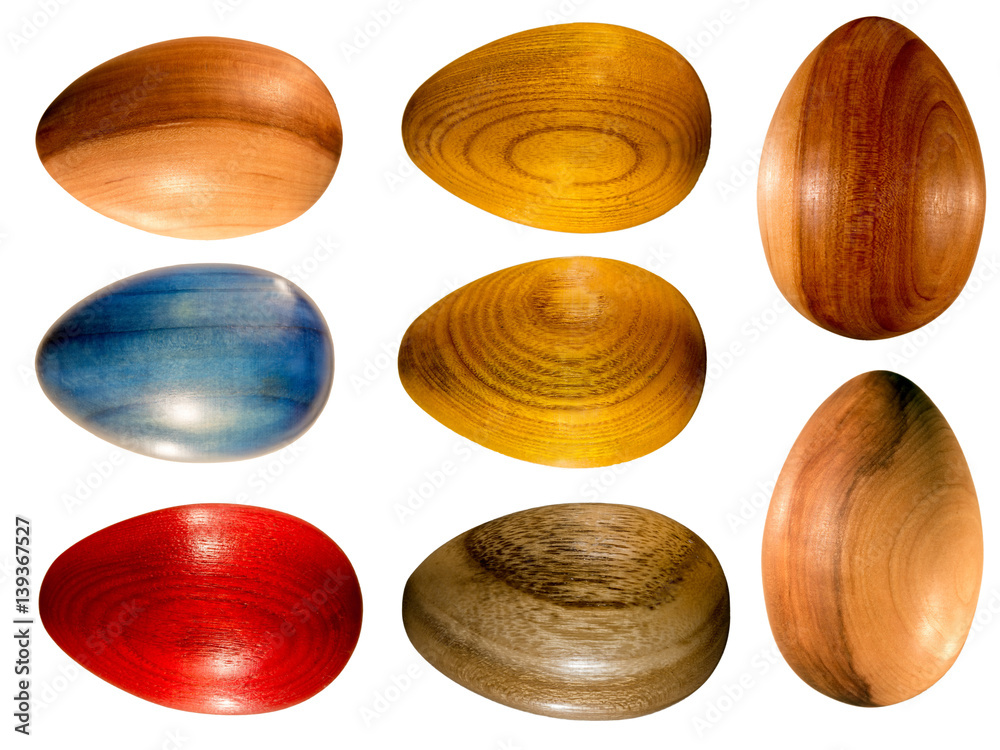 Ostereier aus holz freigestellt auf weiß Ostereier aus holz freigestellt auf weiß
