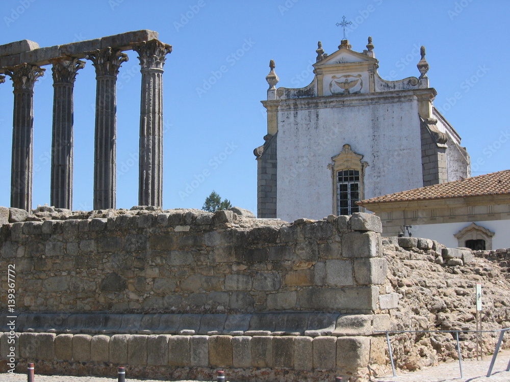 Tempio romano di fronte ad una chiesa ad Evora nell'Alentejo in Portogallo.