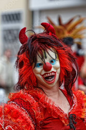 Rire de diablesse à la journée des diables rouges du carnaval de Cayenne en Guyane française