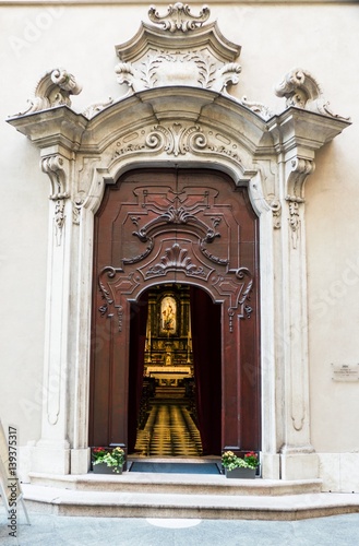 Decorazioni alll'ingresso di una chiesa