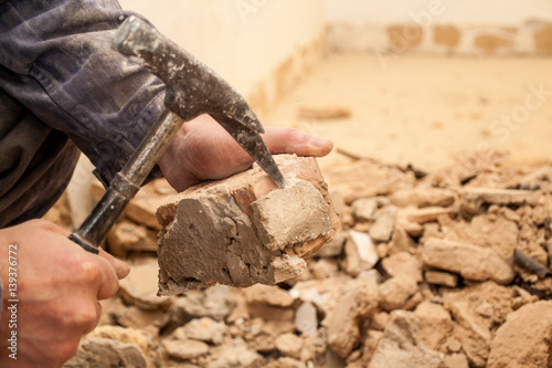 Renovating the apartment, the master of breaking into the mortar with the bricks, masonry hammer