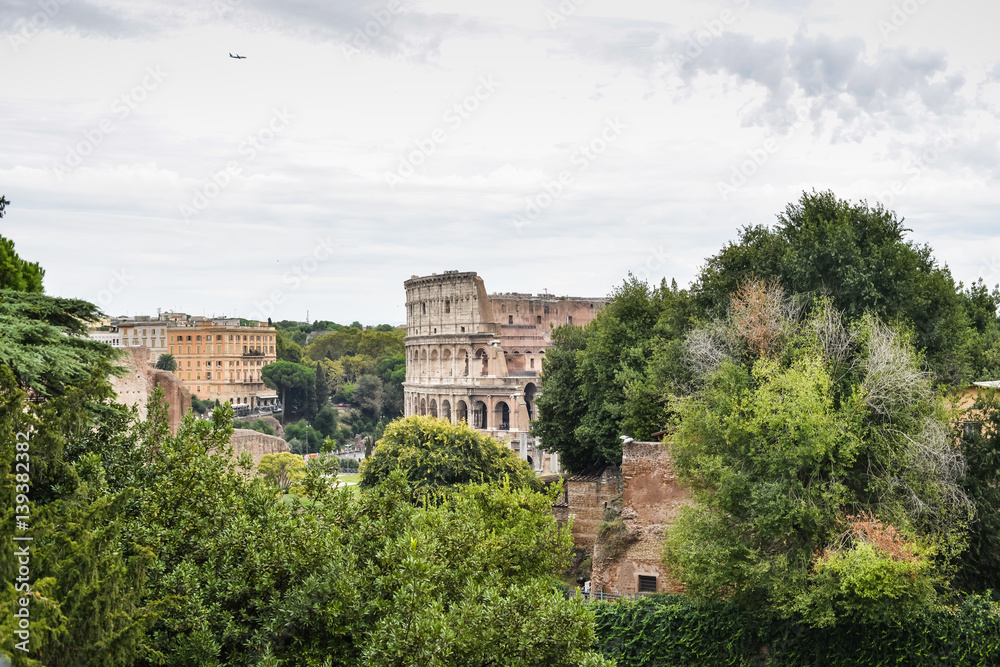 colisée vu mont haut du mont Palatin, forum romain, Rome, Italie