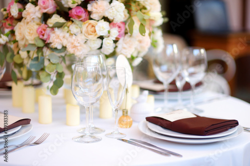 Beautiful table setting with crockery and flowers for a party, wedding reception or other festive event © MNStudio