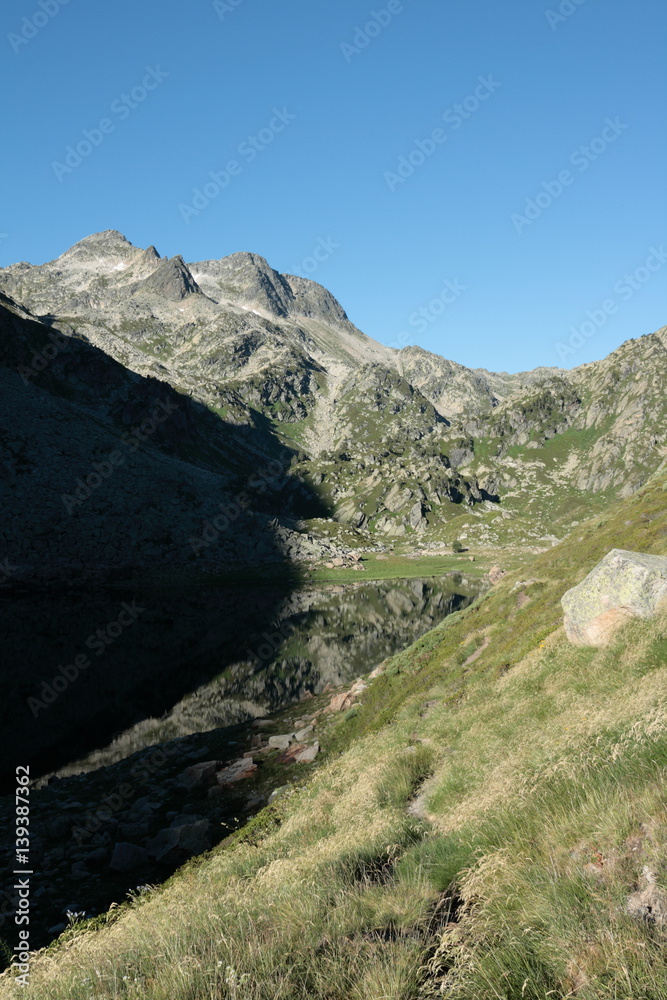 Etang d'En Beys dans les Pyrénées ariégeoises, Occitanie dans le sud de la France