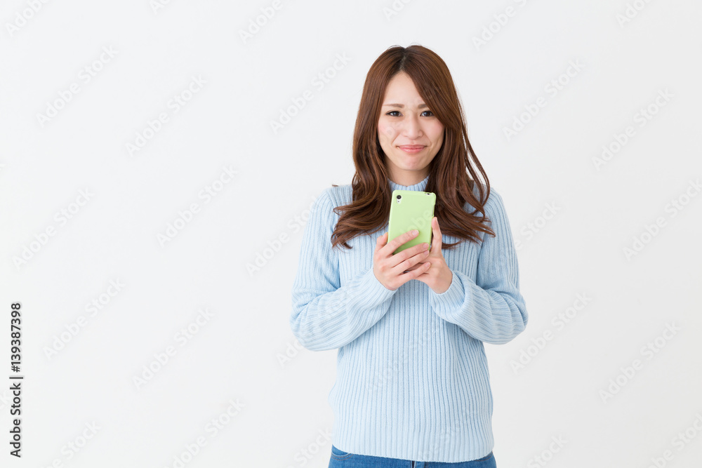 スマホを見る女性