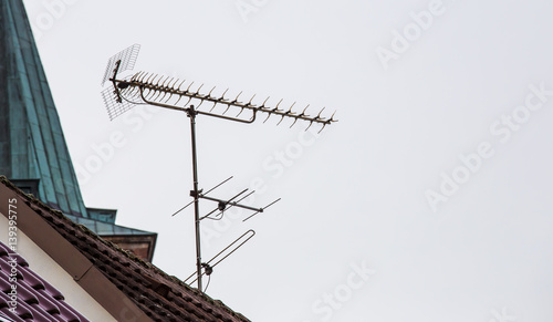 alte Antennen für Fernseher und Radio auf einem Dach