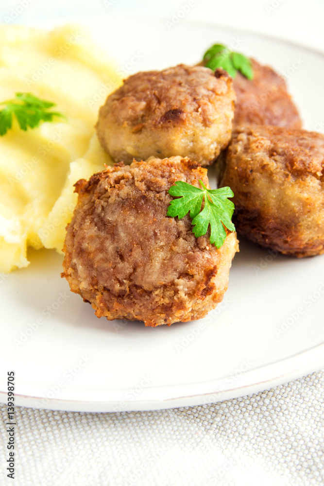 meatballs with mashed potatoes