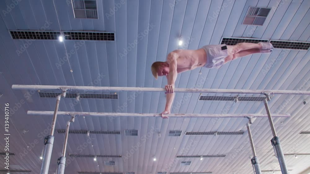 Vidéo Stock Gymnast performs routine on parallel bars HD gymnastics ...