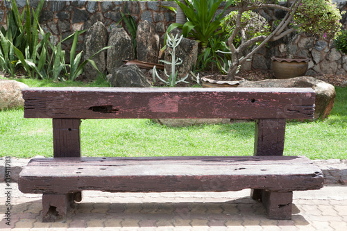 Fotografía old vintage wood bench made from Railway sleeper