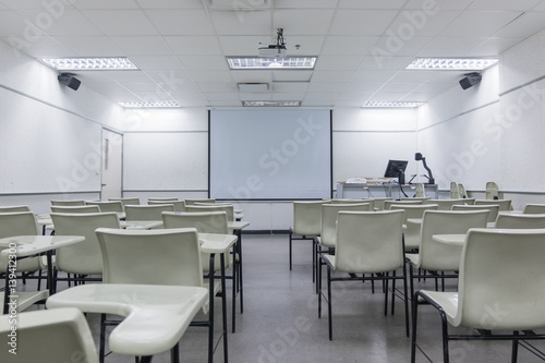 Obraz na płótnie Abstract blur school classroom interior with desk background w salonie