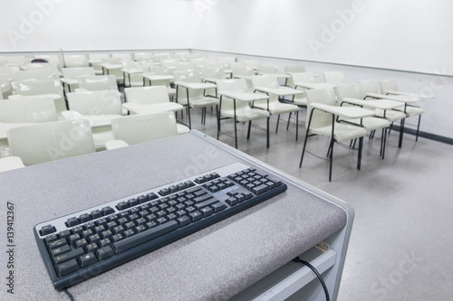 Obraz na płótnie Computer keyboard in table in classroom w salonie