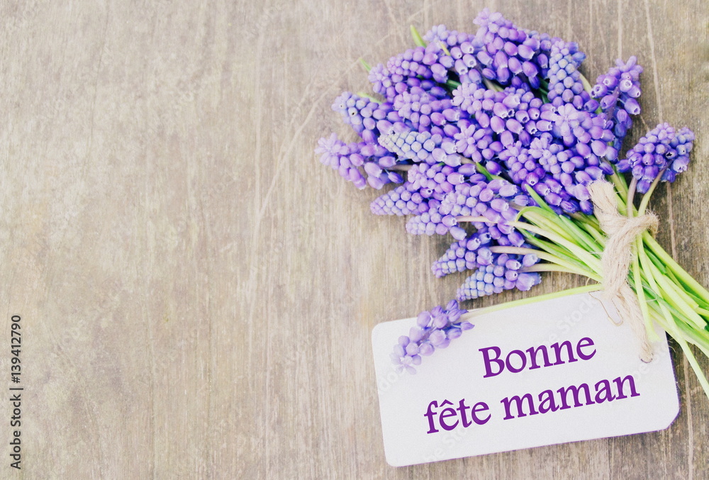 bonne fête maman sur étiquette et bouquet printanier sur fond bois bonne fête maman sur étiquette et bouquet printanier sur fond bois