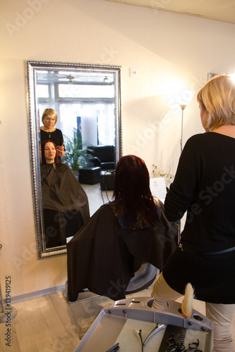 hairdresser, look in the mirror, cut, cut their hair