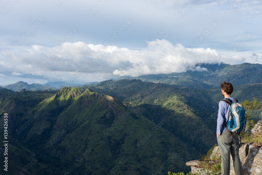 Touriste en haut de la montagne, Eagle rock, Ella, Sri Lanka