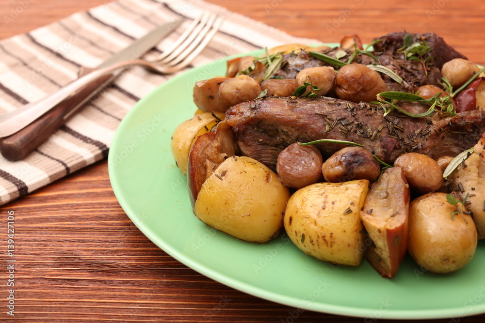 Beef roasted with potatoes, chestnuts, apples Beef roasted with potatoes, chestnuts, apples