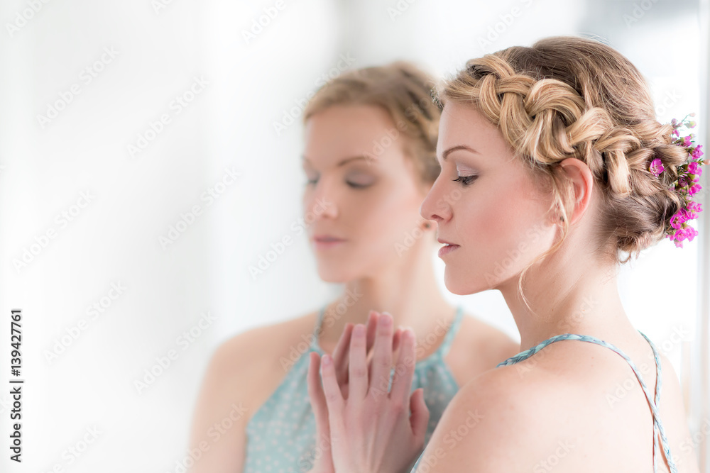 Natürliches romatisches Styling - Flechtfrisur für kurze Haare Natürliches romatisches Styling - Flechtfrisur für kurze Haare